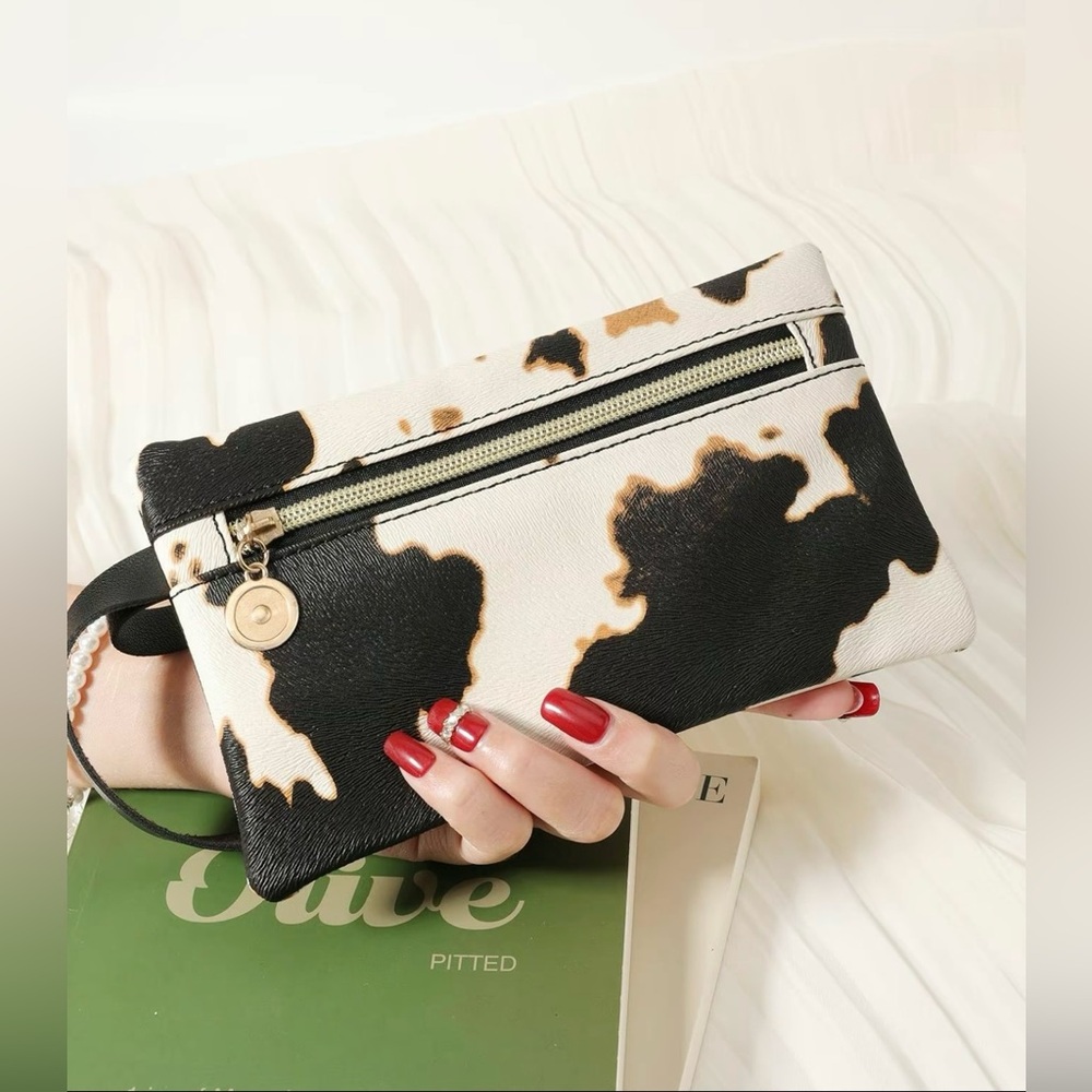 🐮 Cow pattern wristlet